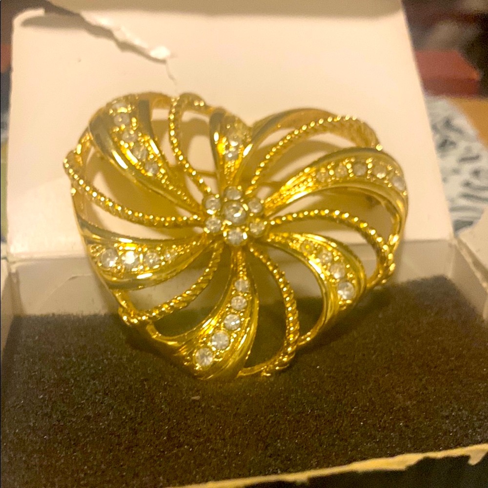 Romantic Heart Pin.💕
💕Elegant Gold and diamond Heart Brooch By Avon